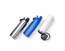 Garrafa térmica em inox com capacidade de até 800ml. Conta com estrutura de parede dupla e vedação a vácuo, o que possibilita manter a temperatura de líquidos por mais tempo. Possui tampa plástica rosqueável com protetor para o bocal e alça para transporte.