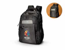 Mochila confeccionada em Jacquard 260 g/m² resistente à água, com detalhes em metal e couro sintético, fechamento em zíper com puxadores plásticos e capacidade de até 22 litros. Apresenta compartimento interno com divisória para notebooks de até 15,3 polegadas. Possui quatro compartimentos externos: dois bolsos frontais, um deles com divisórias internas e dois laterais abertos em tela de nylon. Dispõe ainda de alça de mão, duas alças de costas com engate para malas de viagem e costas acolchoadas em tecido respirável.