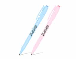 Caneta plástica com detalhes em relevo, acionamento em clique e destravamento ao pressionar a parte inferior do clip e carga esferográfica azul de 1.0mm, garantindo uma escrita precisa e pegada confortável.