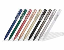 Caneta metálica com ponta e clip em plástico. Possui acionamento por clique e carga esferográfica azul de 1.0mm.
