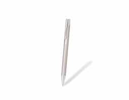 Caneta metálica com ponta e clip em plástico. Possui acionamento por clique e carga esferográfica azul de 1.0mm.