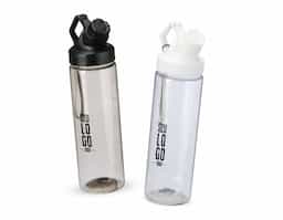 Squeeze plástico livre de BPA, com capacidade máxima de 750ml e marcação de volume de 700ml impressa no corpo. Dispõe de bocal plástico com protetor rosqueável para o bocal e alça fixa. Acompanha cordão de nylon para prender à alça da tampa.