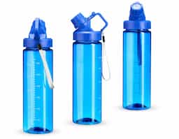 Squeeze plástico livre de BPA, com capacidade máxima de 750ml e marcação de volume de 700ml impressa no corpo. Dispõe de bocal plástico com protetor rosqueável para o bocal e alça fixa. Acompanha cordão de nylon para prender à alça da tampa.