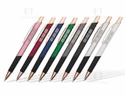 Caneta feita inteiramente em metal com acionamento por clique e carga azul 1,0 mm, oferecendo escrita precisa e confortável. Elegante e durável, combina estilo e funcionalidade, sendo um brinde corporativo sofisticado que valoriza sua marca no dia a dia