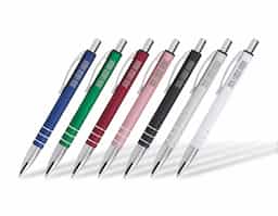 Caneta metálica com acabamento fosco, clipe resistente e ponteira plástica, unindo elegância e praticidade. Equipada com carga azul 1.0mm e acionamento por clique, oferece escrita suave e confiável. É um brinde corporativo versátil, com presença marcante e excelente custo-benefício.