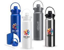 Garrafa térmica em inox com pintura eletrostática e capacidade máxima de 800ml. Possui estrutura interna de parede dupla em inox 304 e vedação a vácuo que permite a manutenção de temperatura de líquidos por mais tempo. Possui tampa rosqueável feita em plástico com proteção para o bocal, bico flip, canudo interno removível e alça fixa maleável para transporte.