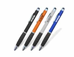 Caneta plástica com ponta, clip e pequenos detalhes em metal, além de detalhes ergonômicos na área próxima à tampa. Possui acionamento por rotação, carga esferográfica azul de 1.0mm e ponteira emborrachada para interação com dispositivos de telas sensíveis ao toque.