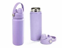 Garrafa térmica em aço inox 304 e capacidade para até 600ml. Apresenta estrutura de parede dupla e vedação a vácuo, oferecendo a conservação da temperatura de líquidos por mais tempo. Possui tampa rosqueável feita em plástico com proteção para o bocal, bico flip, canudo interno removível e alça fixa para transporte.