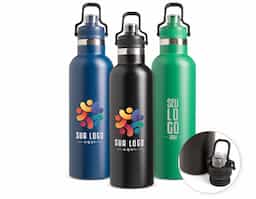 Garrafa térmica em inox 304 com capacidade de até 800ml. Possui estrutura de parede dupla e vedação a vácuo, permitindo conservar a temperatura de bebidas por mais tempo. Apresenta uma tampa rosqueável em plástico com protetor para o bocal e trava de segurança integrada à alça.