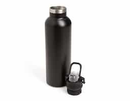 Garrafa térmica em inox 304 com capacidade de até 800ml. Possui estrutura de parede dupla e vedação a vácuo, permitindo conservar a temperatura de bebidas por mais tempo. Apresenta uma tampa rosqueável em plástico com protetor para o bocal e trava de segurança integrada à alça.