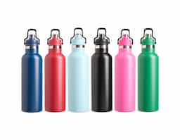 Garrafa térmica em inox 304 com capacidade de até 800ml. Possui estrutura de parede dupla e vedação a vácuo, permitindo conservar a temperatura de bebidas por mais tempo. Apresenta uma tampa rosqueável em plástico com protetor para o bocal e trava de segurança integrada à alça.
