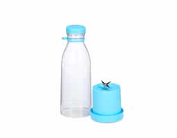 Garrafa plástica com base misturadora para frutas com capacidade máxima de 380ml. Possui base rosqueável com lâminas em inox acionadas por botão, permitindo a mistura de frutas com líquidos, além de tampa rosqueável e alça removível em silicone para transporte. Observação: Para que o triturador funcione corretamente, o volume de frutas e líquidos não deve ultrapassar 300ml.