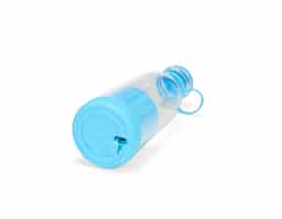 Garrafa plástica com base misturadora para frutas com capacidade máxima de 380ml. Possui base rosqueável com lâminas em inox acionadas por botão, permitindo a mistura de frutas com líquidos, além de tampa rosqueável e alça removível em silicone para transporte. Observação: Para que o triturador funcione corretamente, o volume de frutas e líquidos não deve ultrapassar 300ml.