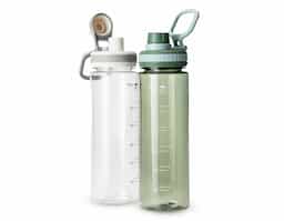 Garrafa plástica de 750ml, com marcação de volume até 700ml para uso preciso no dia a dia. Conta com tampa rosqueável, protetor de bocal e alça prática para transporte. Funcional e versátil, é um brinde corporativo ideal para promover sua marca com utilidade e estilo.