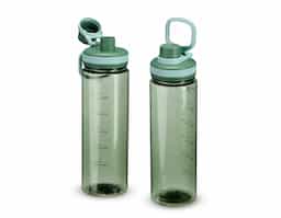Garrafa plástica de 750ml, com marcação de volume até 700ml para uso preciso no dia a dia. Conta com tampa rosqueável, protetor de bocal e alça prática para transporte. Funcional e versátil, é um brinde corporativo ideal para promover sua marca com utilidade e estilo.