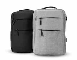 Mochila confeccionada em nylon Oxford impermeável, com fechamento em zíper, puxadores com detalhes em nylon e plástico e capacidade de até 14 litros. Possui compartimento interno principal com bolsos de tamanhos variados e divisória para notebooks de ate 15,6 polegadas. Possui três compartimentos externos, um deles com abertura lateral. Dispõe também de bolso lateral, porta USB, alça de mão em poliéster 210D e alças para as costas em tecido respirável.