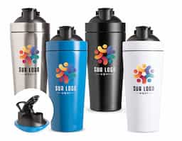 Coqueteleira em aço inox com capacidade para até 900ml. Possui tampa rosqueável em inox com detalhes em plástico, alça integrada ajustável e fechamento por trava. Acompanha mola misturadora.
