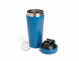 Coqueteleira em aço inox com capacidade para até 900ml. Possui tampa rosqueável em inox com detalhes em plástico, alça integrada ajustável e fechamento por trava. Acompanha mola misturadora.