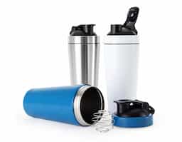 Coqueteleira em aço inox com capacidade para até 900ml. Possui tampa rosqueável em inox com detalhes em plástico, alça integrada ajustável e fechamento por trava. Acompanha mola misturadora.
