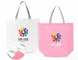 Sacola em TNT laminado, com acabamento impermeável, ideal para proteção e durabilidade. Possui costura termosselada, que garante maior resistência, vedação e melhor acabamento, tornando o produto ideal para uso promocional e transporte de diversos itens.