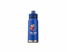 Garrafa térmica em inox com base emborrachada antiderrapante e capacidade máxima de 750ml. Possui estrutura de parede dupla e isolamento a vácuo, permitindo conservar a temperatura de líquidos por mais tempo. Dispõe ainda de tampa plástica com alça móvel e protetor para o bocal acionado por botão. Acompanha um canudo plástico para encaixe no interior da garrafa.