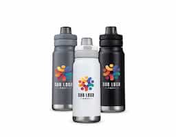 Garrafa térmica em inox com base emborrachada antiderrapante e capacidade máxima de 750ml. Possui estrutura de parede dupla e isolamento a vácuo, permitindo conservar a temperatura de líquidos por mais tempo. Dispõe ainda de tampa plástica com alça móvel e protetor para o bocal acionado por botão. Acompanha um canudo plástico para encaixe no interior da garrafa.