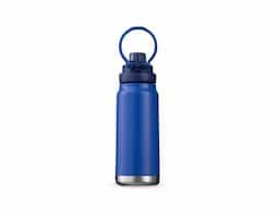 Garrafa térmica em inox com base emborrachada antiderrapante e capacidade máxima de 750ml. Possui estrutura de parede dupla e isolamento a vácuo, permitindo conservar a temperatura de líquidos por mais tempo. Dispõe ainda de tampa plástica com alça móvel e protetor para o bocal acionado por botão. Acompanha um canudo plástico para encaixe no interior da garrafa.