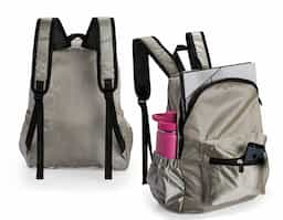 Mochila dobrável confeccionada em poliéster impermeável, fechamento em zíper e capacidade máxima de 18 litros. Pode ser transportada como um estojo compacto quando dobrada e, ao ser desdobrada, apresenta um compartimento interno com divisória para notebook de até 14 polegadas. Conta ainda com bolso frontal com zíper e dois bolsos laterais com elástico, uma alça superior em nylon e duas alças para as cosas com revestimento em espuma respirável.