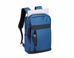 Mochila em nylon Oxford impermeável com detalhes em couro sintético, capacidade para até 14 litros, fechamento em zíper com puxadores em plástico e nylon. Possui compartimento interno com bolsos de tamanhos variados e divisória para notebooks de até 15,6 polegadas. Apresenta dois compartimentos frontais com abertura lateral, além de entrada para cabo USB e bolso lateral aberto. Dispõe também de alça de mão em poliéster reforçado e duas alças para as costas com revestimento em espuma respirável.