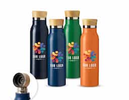 Garrafa térmica feita em inox com pintura em spray, tampa rosqueável em bambu e capacidade máxima de 600ml. Possui estrutura de parede dupla e isolamento a vácuo, permitindo manter a temperatura de líquidos por mais tempo.