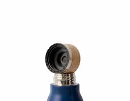 Garrafa térmica feita em inox com pintura em spray, tampa rosqueável em bambu e capacidade máxima de 600ml. Possui estrutura de parede dupla e isolamento a vácuo, permitindo manter a temperatura de líquidos por mais tempo.