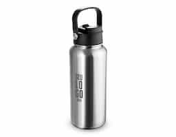 Garrafa térmica em inox com capacidade de até 950ml. Conta com estrutura de parede dupla e vedação a vácuo, permitindo a conservação da temperatura de líquidos por mais tempo. Dispõe de tampa plástica com trava de proteção para o bocal, bico flip, canudo removível e alça para transporte.