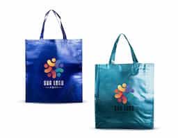 Sacola em TNT com revestimento externo laminado, que oferece maior resistência e durabilidade. Possui duas alças costuradas, garantindo segurança no transporte. Leve, reutilizável e prática, é ideal como brinde corporativo para eventos, feiras e ações promocionais.