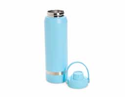 Garrafa térmica em inox 304 com capacidade para até 800ml. Possui estrutura de parede dupla e vedação a vácuo, permitindo a conservação da temperatura de líquidos por mais tempo. Conta ainda com tampa plástica rosqueável com protetor para o bocal, além de alça para transporte.