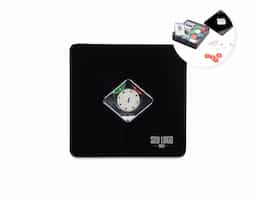 Kit poker formado por dois baralhos completos, com 54 cartas cada, além de uma ficha de dealer e cerca de 100 fichas coloridas, distribuídas em quatro cores com 25 unidades cada. Acompanha um estojo metálico para guardar os itens do conjunto.
