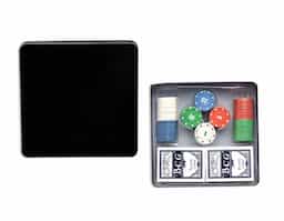 Kit poker formado por dois baralhos completos, com 54 cartas cada, além de uma ficha de dealer e cerca de 100 fichas coloridas, distribuídas em quatro cores com 25 unidades cada. Acompanha um estojo metálico para guardar os itens do conjunto.