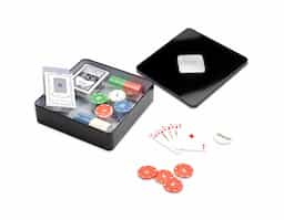 Kit poker formado por dois baralhos completos, com 54 cartas cada, além de uma ficha de dealer e cerca de 100 fichas coloridas, distribuídas em quatro cores com 25 unidades cada. Acompanha um estojo metálico para guardar os itens do conjunto.