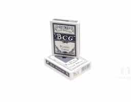 Kit poker formado por dois baralhos completos, com 54 cartas cada, além de uma ficha de dealer e cerca de 100 fichas coloridas, distribuídas em quatro cores com 25 unidades cada. Acompanha um estojo metálico para guardar os itens do conjunto.