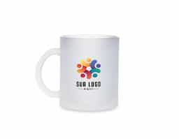 Caneca em vidro com acabamento fosco e capacidade de até 350ml, que confere visual moderno e sofisticado. Ideal para bebidas quentes ou frias, é resistente e agradável ao toque. Brinde corporativo versátil, perfeito para ações promocionais, eventos e uso no dia a dia.