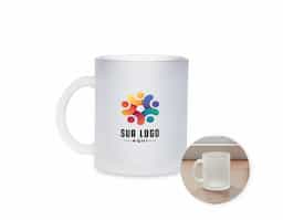 Caneca em vidro com acabamento fosco e capacidade de até 350ml, que confere visual moderno e sofisticado. Ideal para bebidas quentes ou frias, é resistente e agradável ao toque. Brinde corporativo versátil, perfeito para ações promocionais, eventos e uso no dia a dia.