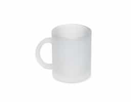 Caneca em vidro com acabamento fosco e capacidade de até 350ml, que confere visual moderno e sofisticado. Ideal para bebidas quentes ou frias, é resistente e agradável ao toque. Brinde corporativo versátil, perfeito para ações promocionais, eventos e uso no dia a dia.