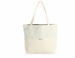 Sacola confeccionada em lona 356g/m² com revestimento interno em poliéster, bolso frontal aberto e duas alças com costura interna.