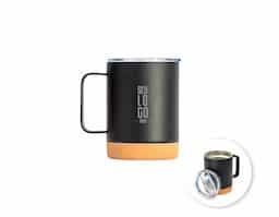 Caneca térmica em inox com pintura eletrostática, fundo em cortiça e capacidade para até 330ml. Apresenta estrutura de parede dupla e vedação a vácuo, que ajuda a conservar a temperatura das bebidas por mais tempo. Possui tampa plástica com trava de segurança no bocal.