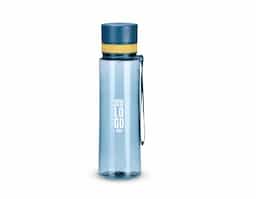 Garrafa plástica com capacidade máxima de 780ml e marcação de volume. Possui tampa rosqueável com protetor para o bocal, revestimento emborracado e alça em nylon para transporte.