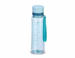 Garrafa plástica com capacidade máxima de 780ml e marcação de volume. Possui tampa rosqueável com protetor para o bocal, revestimento emborracado e alça em nylon para transporte.