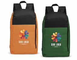 Mochila confeccionada em poliéster impermeável com fechamento em zíper e capacidade máxima de 14 litros. Conta com bolso frontal com abertura lateral, uma alça superior de mão em nylon e duas alças para as costas do mesmo tecido da mochila.