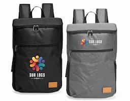 Mochila térmica confeccionada em poliéster catiônico 300D resistente à água e capacidade máxima para até 18 litros. Possui revestimento térmico em PEVA atóxico no compartimento principal, além de um bolso frontal com fechamento em zíper, dois bolsos laterais em espuma com elástico, duas alças para as costas e uma alça de mão em nylon. Acompanha plaquinha em couro sintético fixada com velcro.