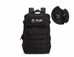 Mochila em Oxford 600D impermeável, fechamento em zíper com fechamento em zíper e puxadores em cordão de nylon, e capacidade de 24 litros. Possui divisória interna para notebooks de até 15,6 polegadas. Conta com dois compartimentos frontais de tamanhos diferentes, sendo um com tiras em velcro para fixação de patches e costura compatível com o encaixe de bolsos modulares, além de dois bolsos laterais em tela de nylon com elástico e cintas compressoras laterais. Dispõe ainda de alça superior e duas alças acolchoadas para as costas. Acompanha plaquinha metálica personalizável.