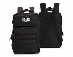Mochila em Oxford 600D impermeável, fechamento em zíper com fechamento em zíper e puxadores em cordão de nylon, e capacidade de 24 litros. Possui divisória interna para notebooks de até 15,6 polegadas. Conta com dois compartimentos frontais de tamanhos diferentes, sendo um com tiras em velcro para fixação de patches e costura compatível com o encaixe de bolsos modulares, além de dois bolsos laterais em tela de nylon com elástico e cintas compressoras laterais. Dispõe ainda de alça superior e duas alças acolchoadas para as costas. Acompanha plaquinha metálica personalizável.