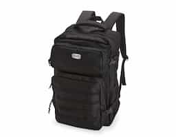 Mochila em Oxford 600D impermeável, fechamento em zíper com fechamento em zíper e puxadores em cordão de nylon, e capacidade de 24 litros. Possui divisória interna para notebooks de até 15,6 polegadas. Conta com dois compartimentos frontais de tamanhos diferentes, sendo um com tiras em velcro para fixação de patches e costura compatível com o encaixe de bolsos modulares, além de dois bolsos laterais em tela de nylon com elástico e cintas compressoras laterais. Dispõe ainda de alça superior e duas alças acolchoadas para as costas. Acompanha plaquinha metálica personalizável.